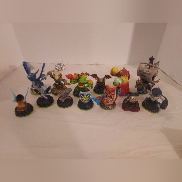 Lot of 13 Activision Skylanders Spyro's Adventure 2011/2012 Action Figure Toys - Picture 1 of 9